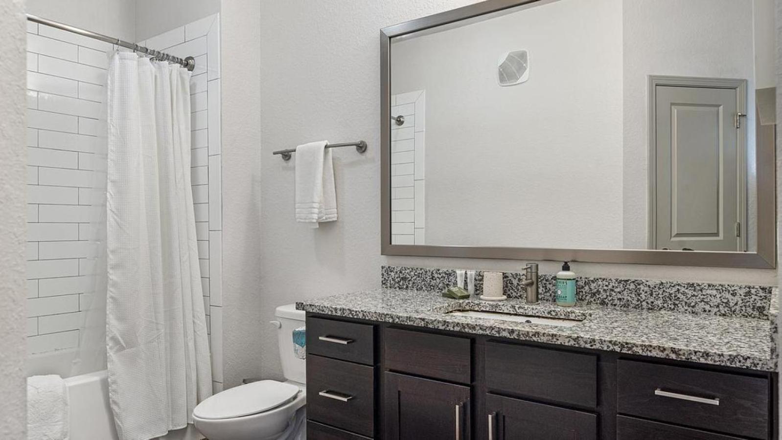 Landing At Center 301 - 2 Bedrooms In Belton Exterior foto